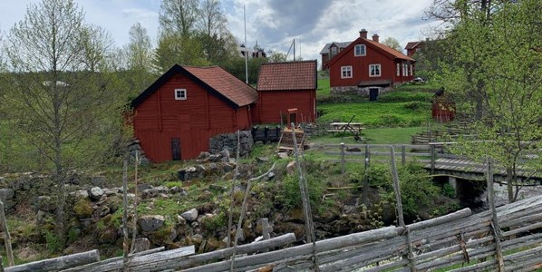Äldre gård med röda träbyggnader