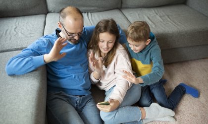 Familj har videosamtal med släktingar på mobiltelefonen