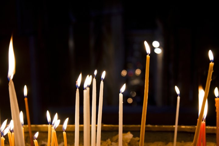 Flera ljus som tänts i en kyrka