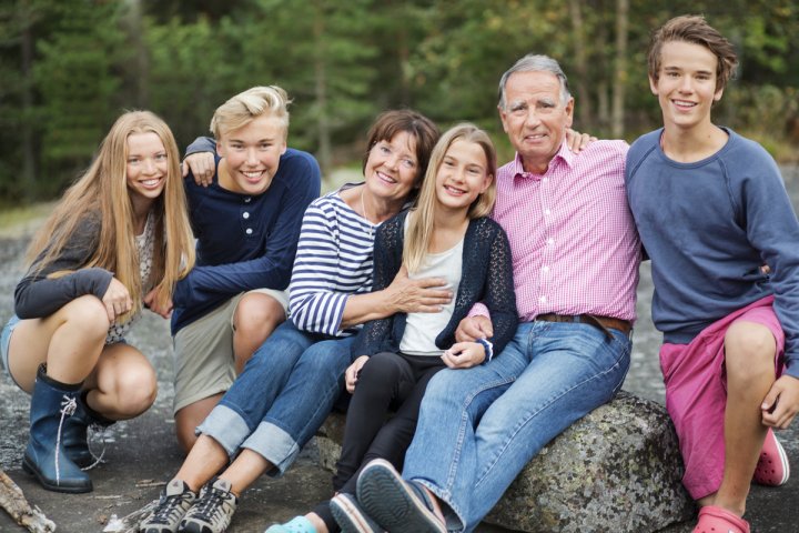 En grupp människor som sitter på en klippa